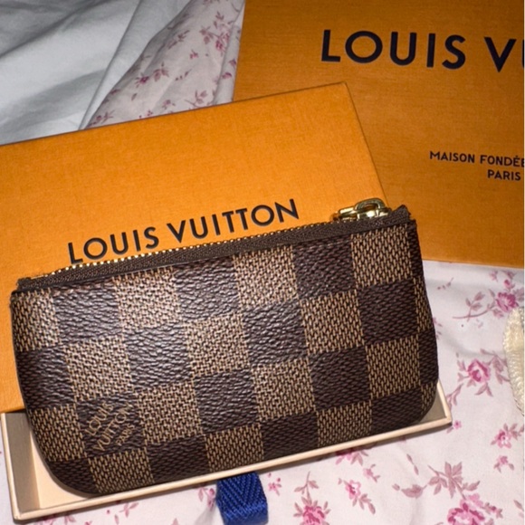 Louis Vuitton key chain - Picture 1 of 3